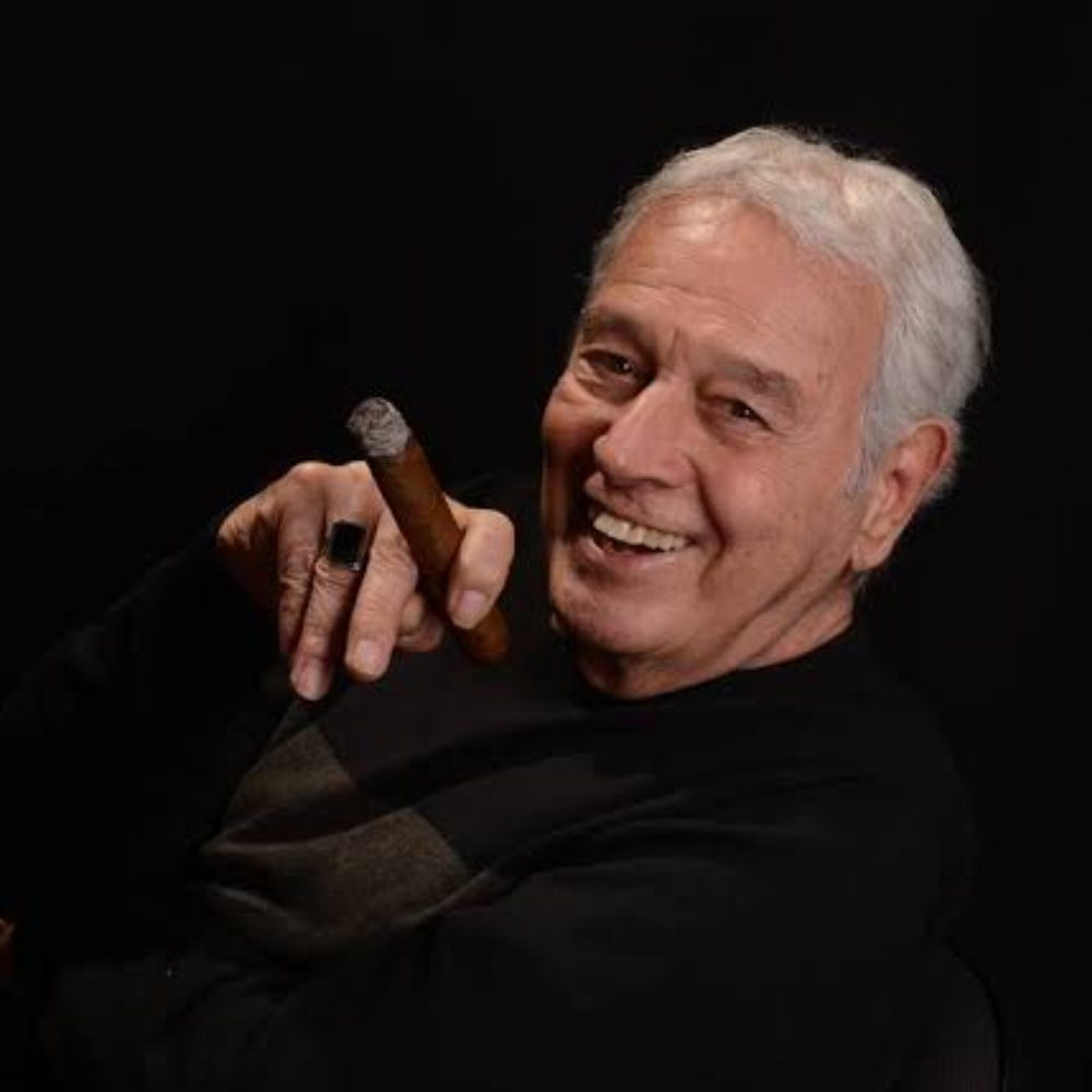 carlos lyra, cantor e compositor, em frente a um fundo preto