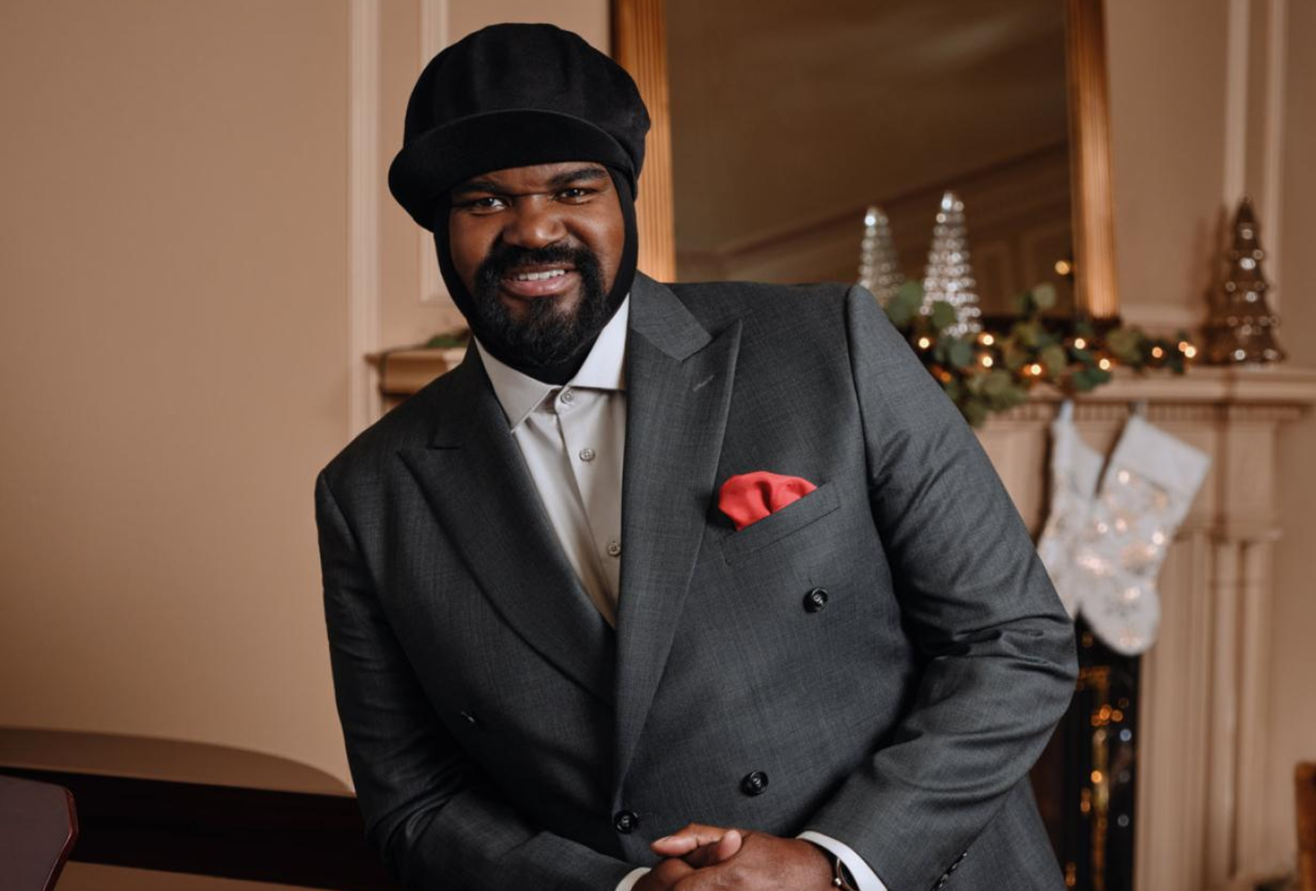 gregory porter em imagem de divulgação de seu álbum de natal, 'christmas wish'