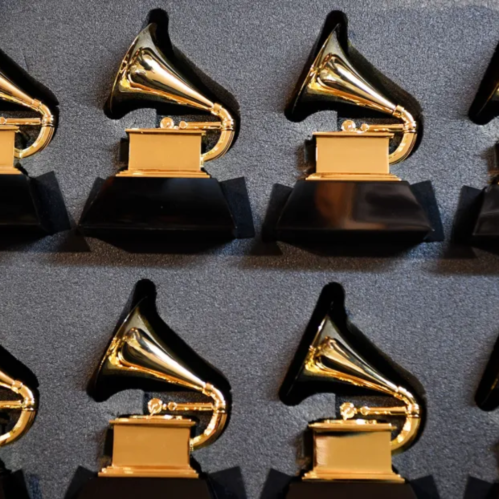 estatuetas do grammy awards enfileiradas