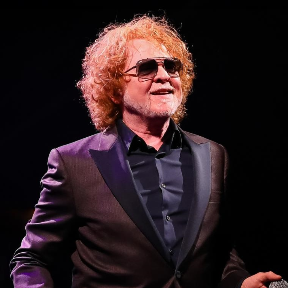 mick hucknall em frente a um fundo preto