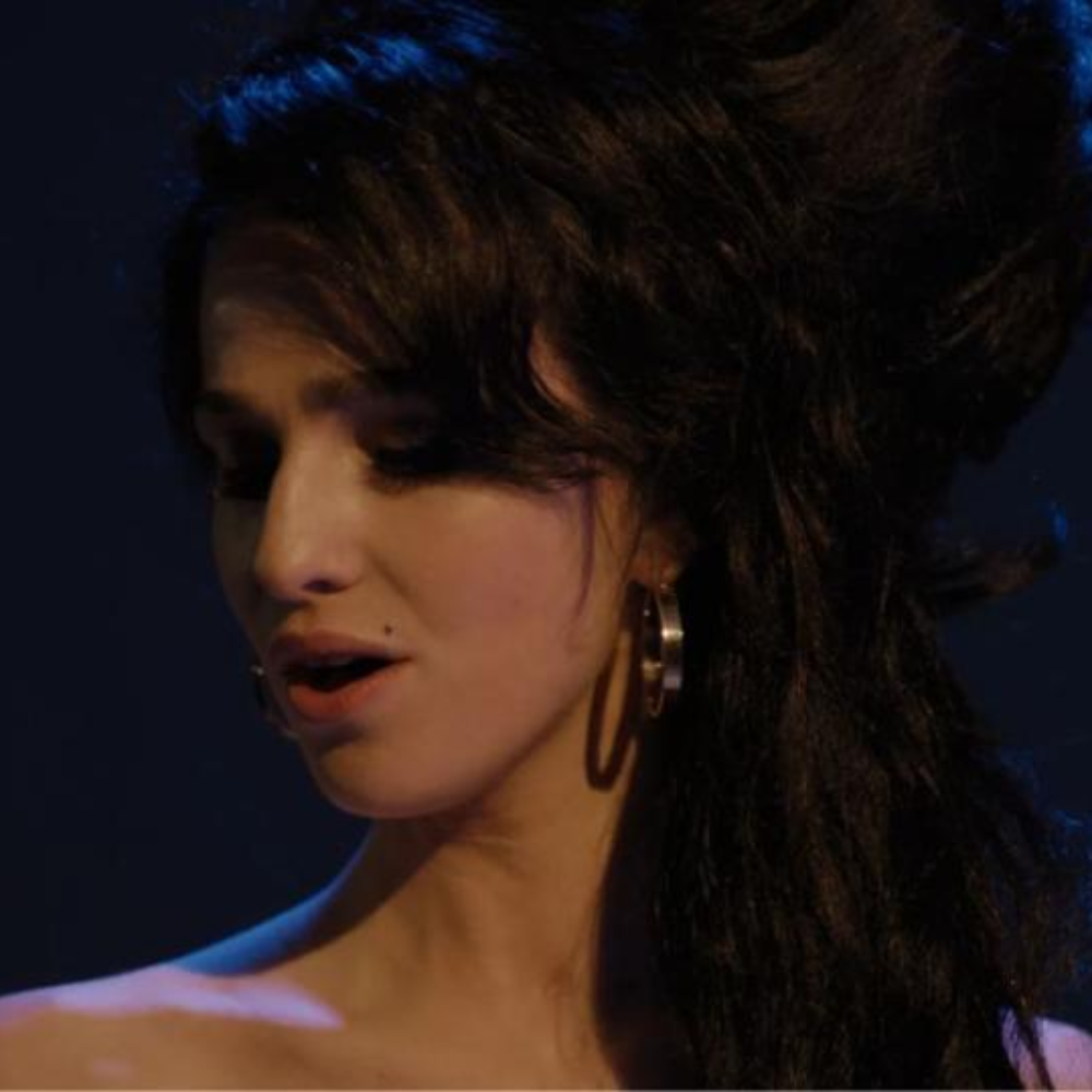 marisa abela caracterizada como amy winehouse em 'back to black'