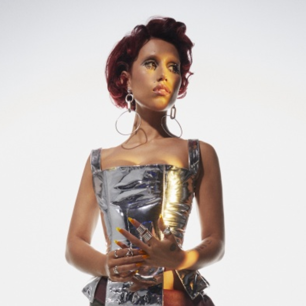 raye se apresenta no brit awards