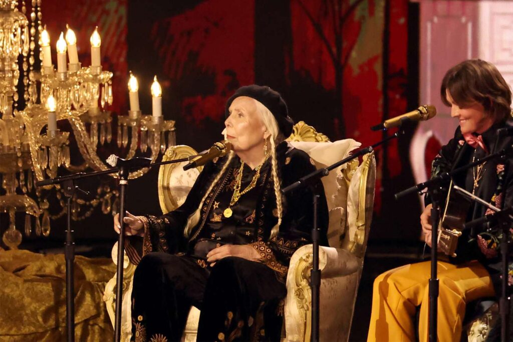 joni mitchell se apresenta pela primeira vez no grammy 2024 com 'both sides now'