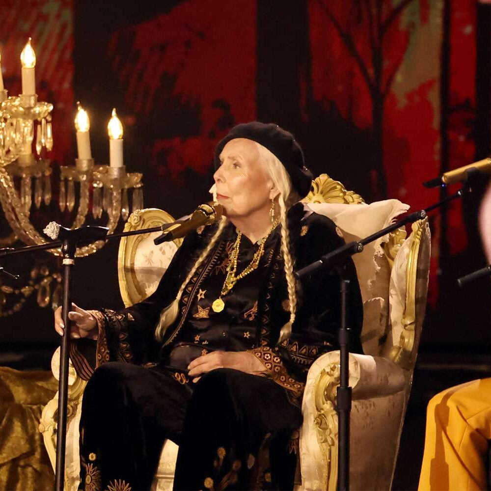 joni mitchell se apresenta no grammy awards 2024