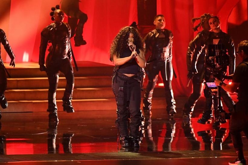 sza se apresenta cantando 'kill bill' e 'snooze'