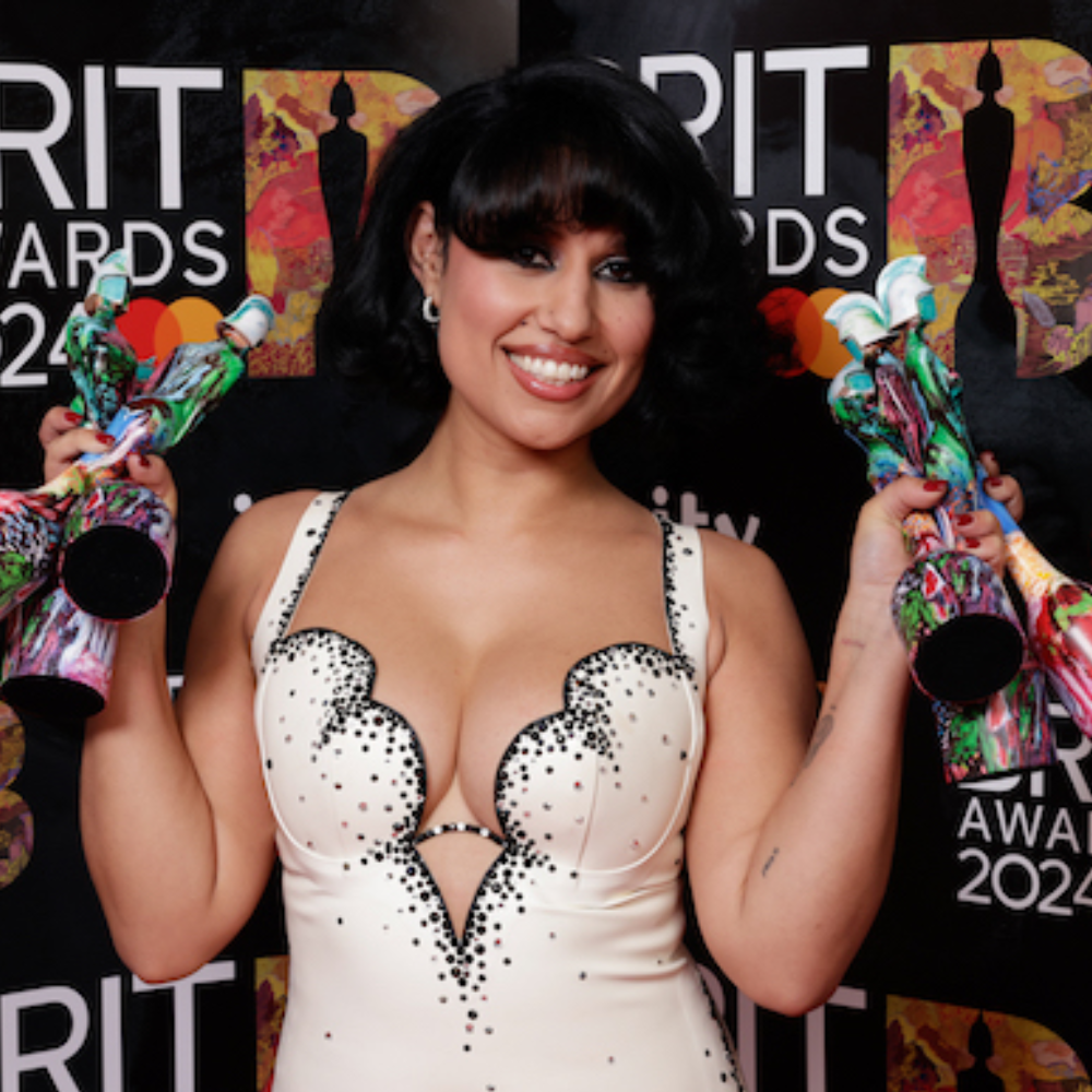 Raye vence recorde e leva 6 BRIT Awards para casa