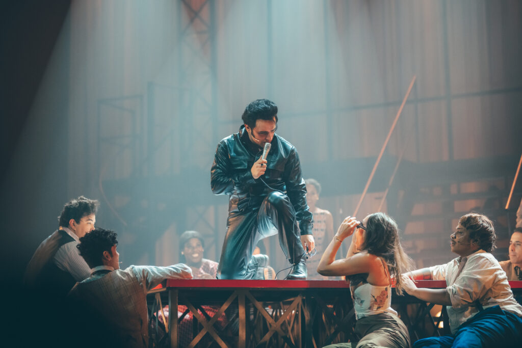 Beto Sargentelli como Elvis Presley