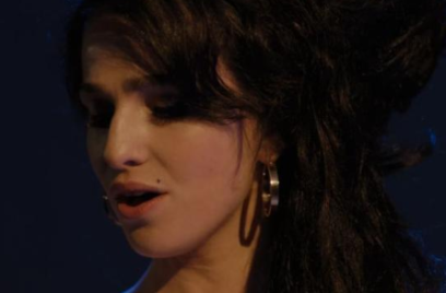 marisa abela caracterizada como amy winehouse em 'back to black'