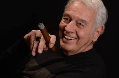 carlos lyra, cantor e compositor, em frente a um fundo preto