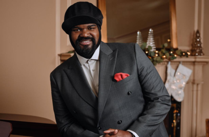 gregory porter em imagem de divulgação de seu álbum de natal, 'christmas wish'