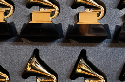 estatuetas do grammy awards enfileiradas