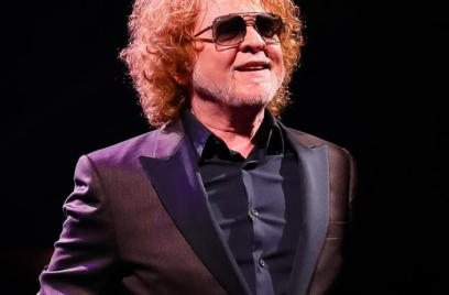 mick hucknall em frente a um fundo preto